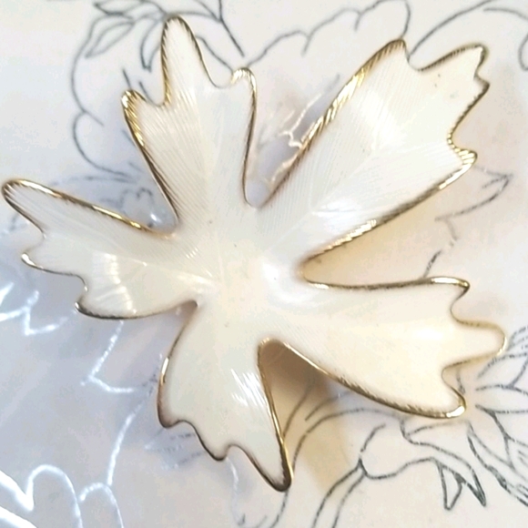 Vintage Mid Century 1960s Goldtone Metal Leaf Brooch Pin - Picture 4 of 13